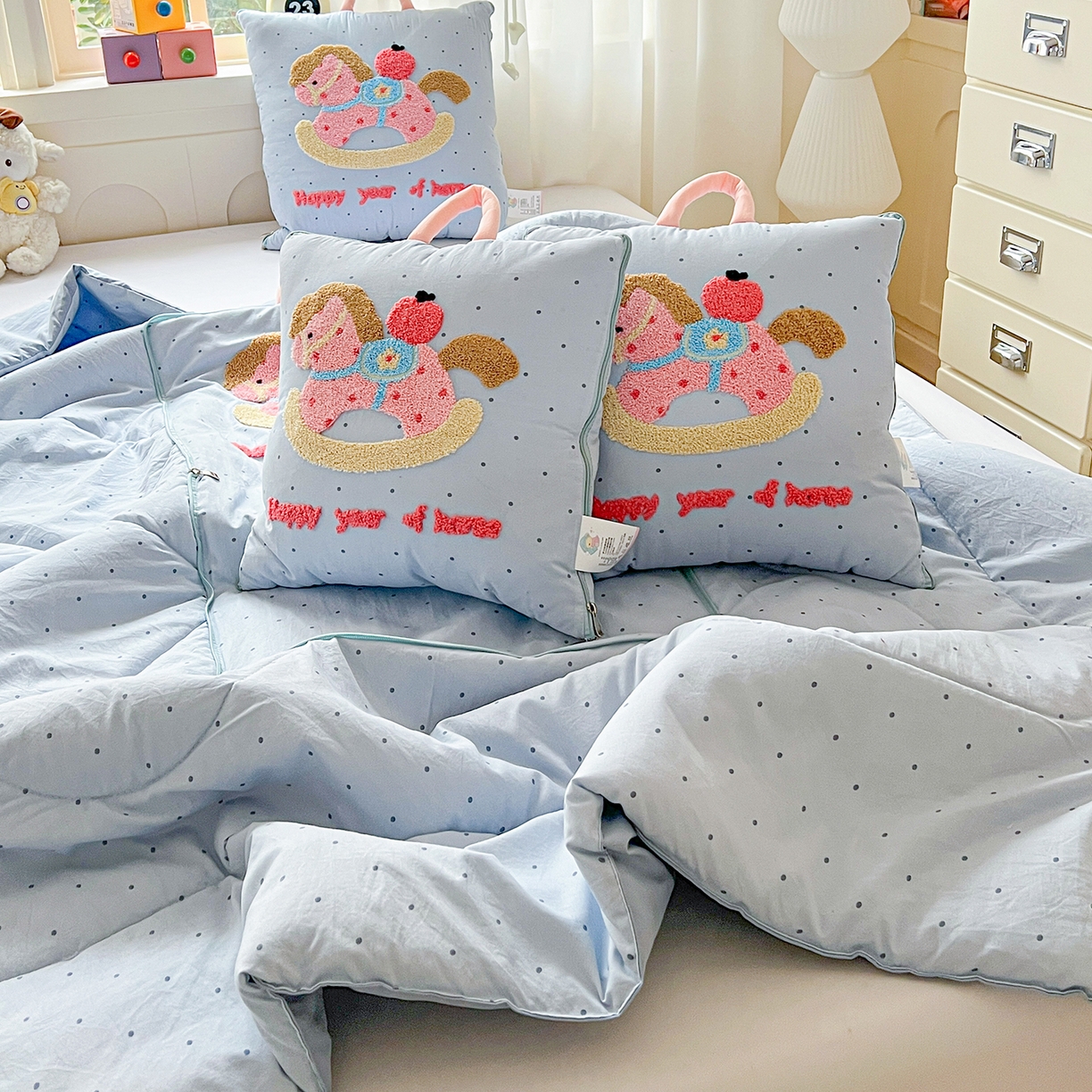 91家纺网 家纺一手货源 找家纺 古本家居 2026新款四季款水洗小马抱枕被  水洗摇摇马蓝色