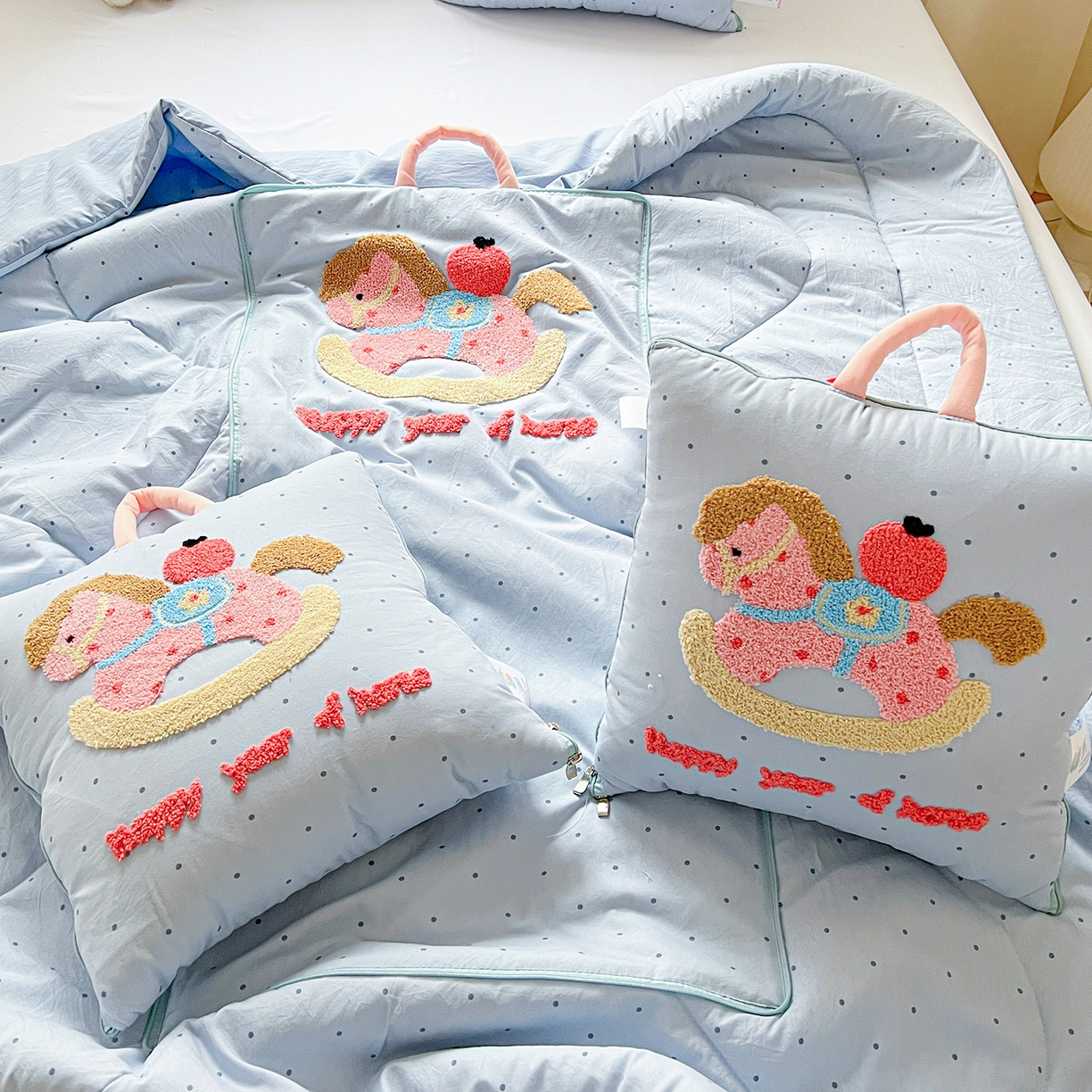 91家纺网 家纺一手货源 找家纺 古本家居 2026新款四季款水洗小马抱枕被  水洗摇摇马蓝色