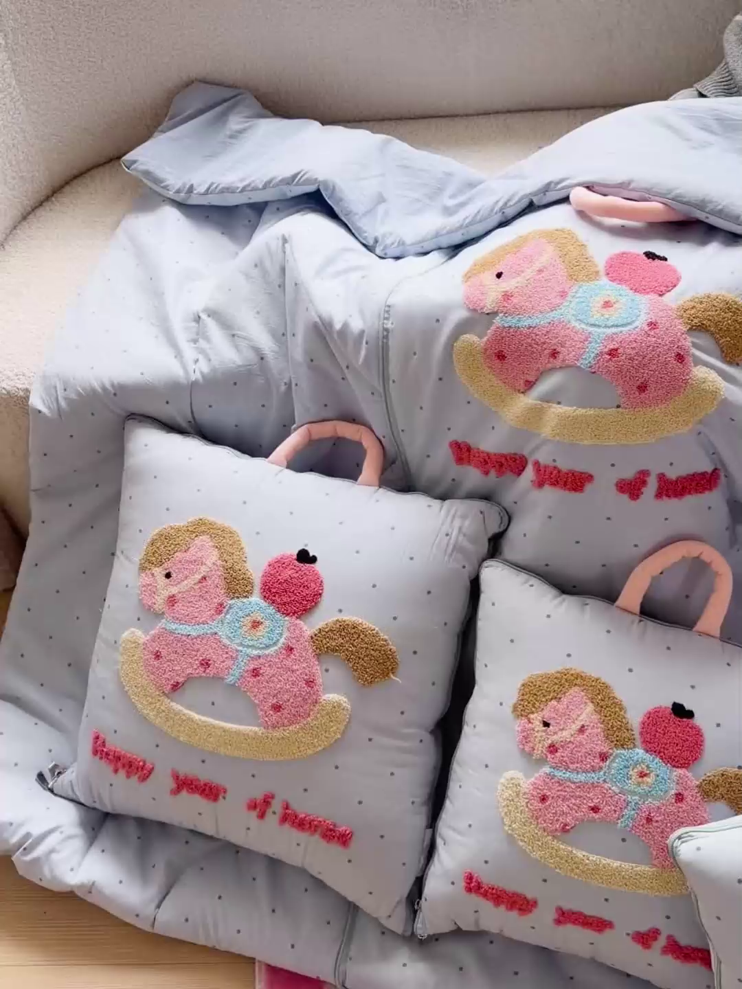 91家纺网 家纺一手货源 找家纺 古本家居 2026新款四季款水洗小马抱枕被  水洗摇摇马蓝色