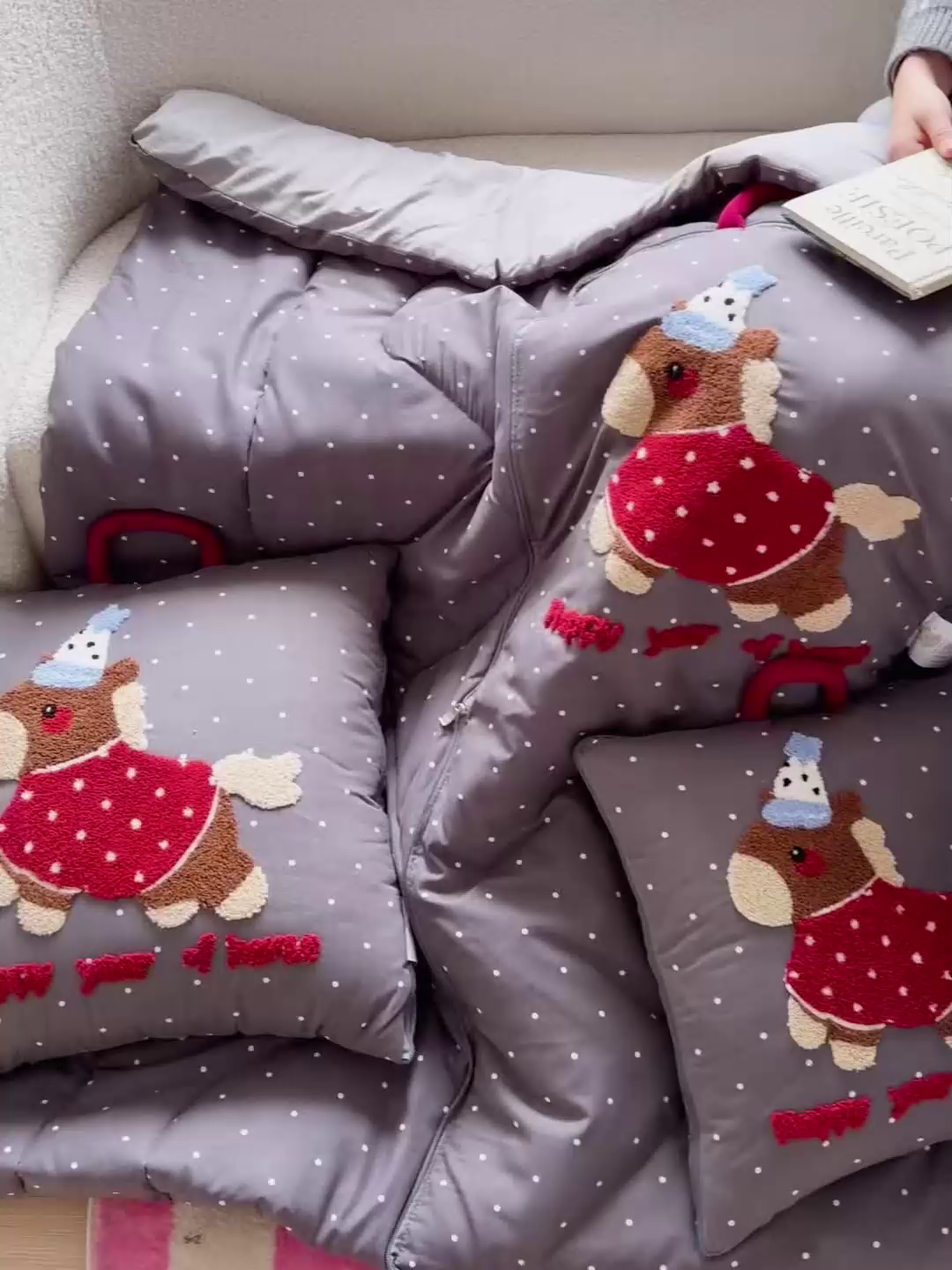 91家纺网 家纺一手货源 找家纺 古本家居 2026新款四季款水洗小马抱枕被  水洗灰糖马