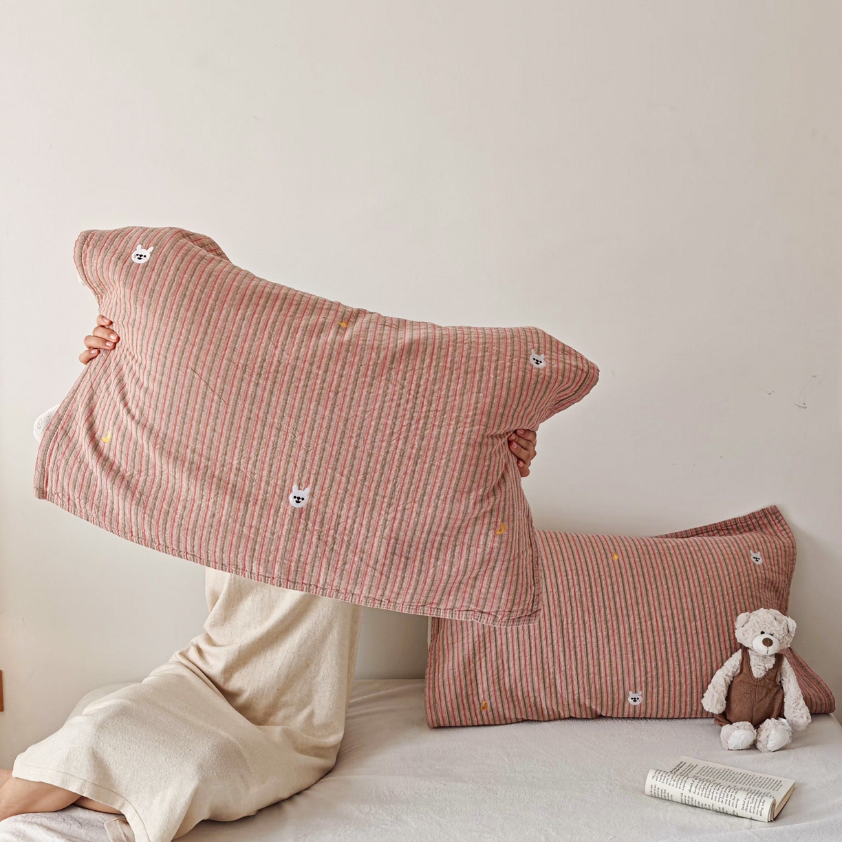 91家纺网 家纺一手货源 找家纺 沐瑟家纺 2026新款麦兜纯棉纱布枕巾-麦兜系列 麦兜-粉色 55*80cm枕巾一只