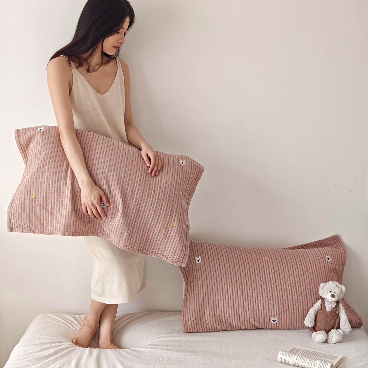 91家纺网 家纺一手货源 找家纺 沐瑟家纺 2026新款麦兜纯棉纱布枕巾-麦兜系列 麦兜-粉色 55*80cm枕巾一只