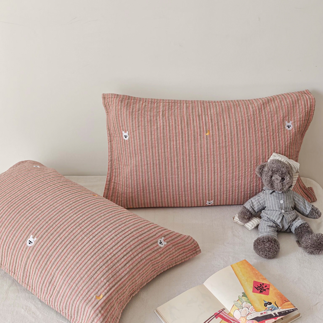 91家纺网 家纺一手货源 找家纺 沐瑟家纺 2026新款麦兜纯棉纱布枕巾-麦兜系列 麦兜-粉色 55*80cm枕巾一只