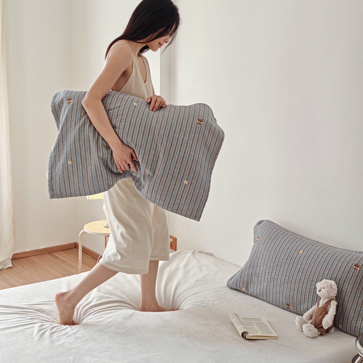 91家纺网 家纺一手货源 找家纺 沐瑟家纺 2026新款麦兜纯棉纱布枕巾-麦兜系列 麦兜-蓝色 55*80cm枕巾一只