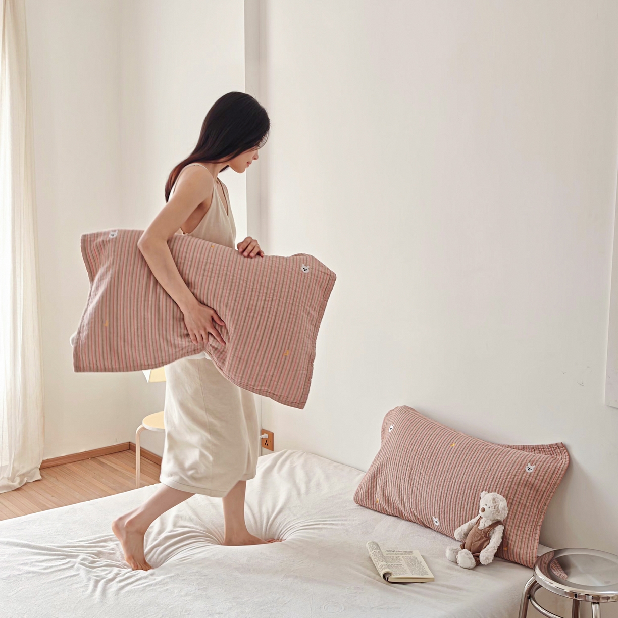 91家纺网 家纺一手货源 找家纺 沐瑟家纺 2026新款麦兜纯棉纱布枕巾-麦兜系列 麦兜-粉色 55*80cm枕巾一对