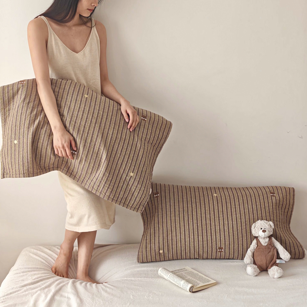 91家纺网 家纺一手货源 找家纺 沐瑟家纺 2026新款麦兜纯棉纱布枕巾-麦兜系列 麦兜-绿色 55*80cm枕巾一对