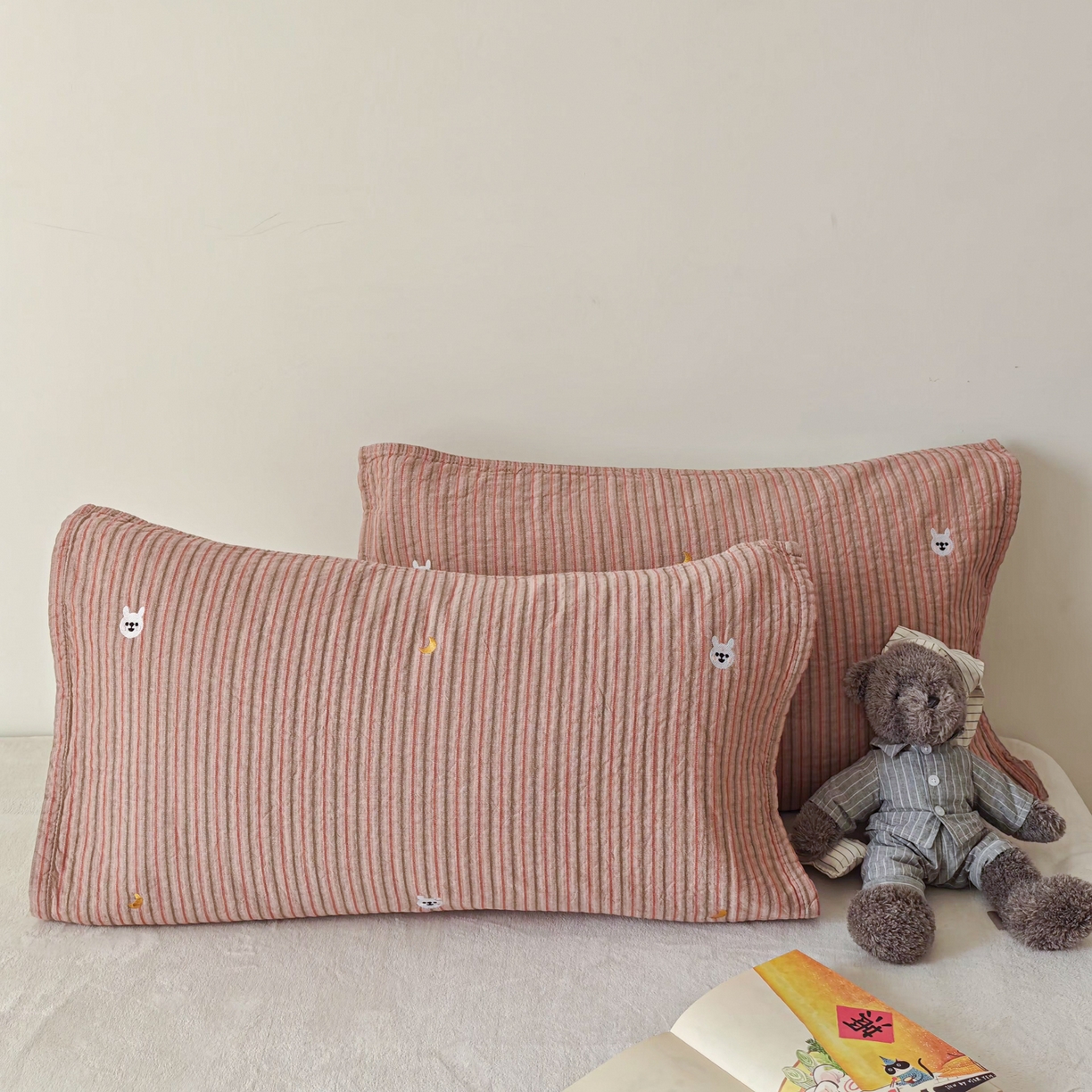 91家纺网 家纺一手货源 找家纺 沐瑟家纺 2026新款麦兜纯棉纱布枕巾-麦兜系列 麦兜-粉色 55*80cm枕巾一对