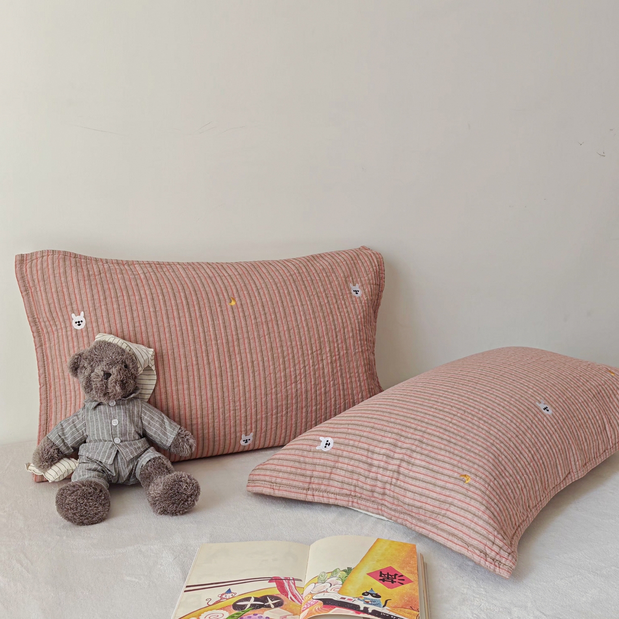 91家纺网 家纺一手货源 找家纺 沐瑟家纺 2026新款麦兜纯棉纱布枕巾-麦兜系列 麦兜-粉色 55*80cm枕巾一对