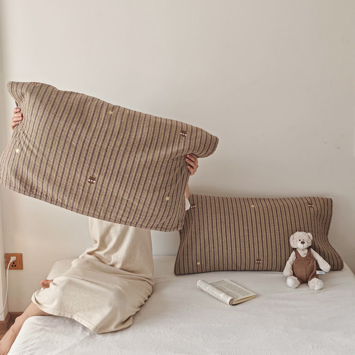 91家纺网 家纺一手货源 找家纺 沐瑟家纺 2026新款麦兜纯棉纱布枕巾-麦兜系列 麦兜-绿色 55*80cm枕巾一对