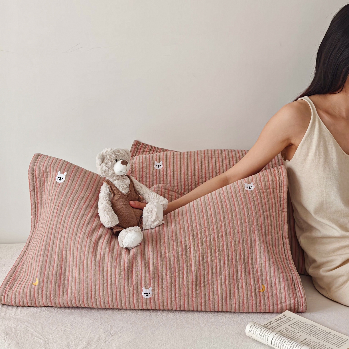 91家纺网 家纺一手货源 找家纺 沐瑟家纺 2026新款麦兜纯棉纱布枕巾-麦兜系列 麦兜-粉色 55*80cm枕巾一对