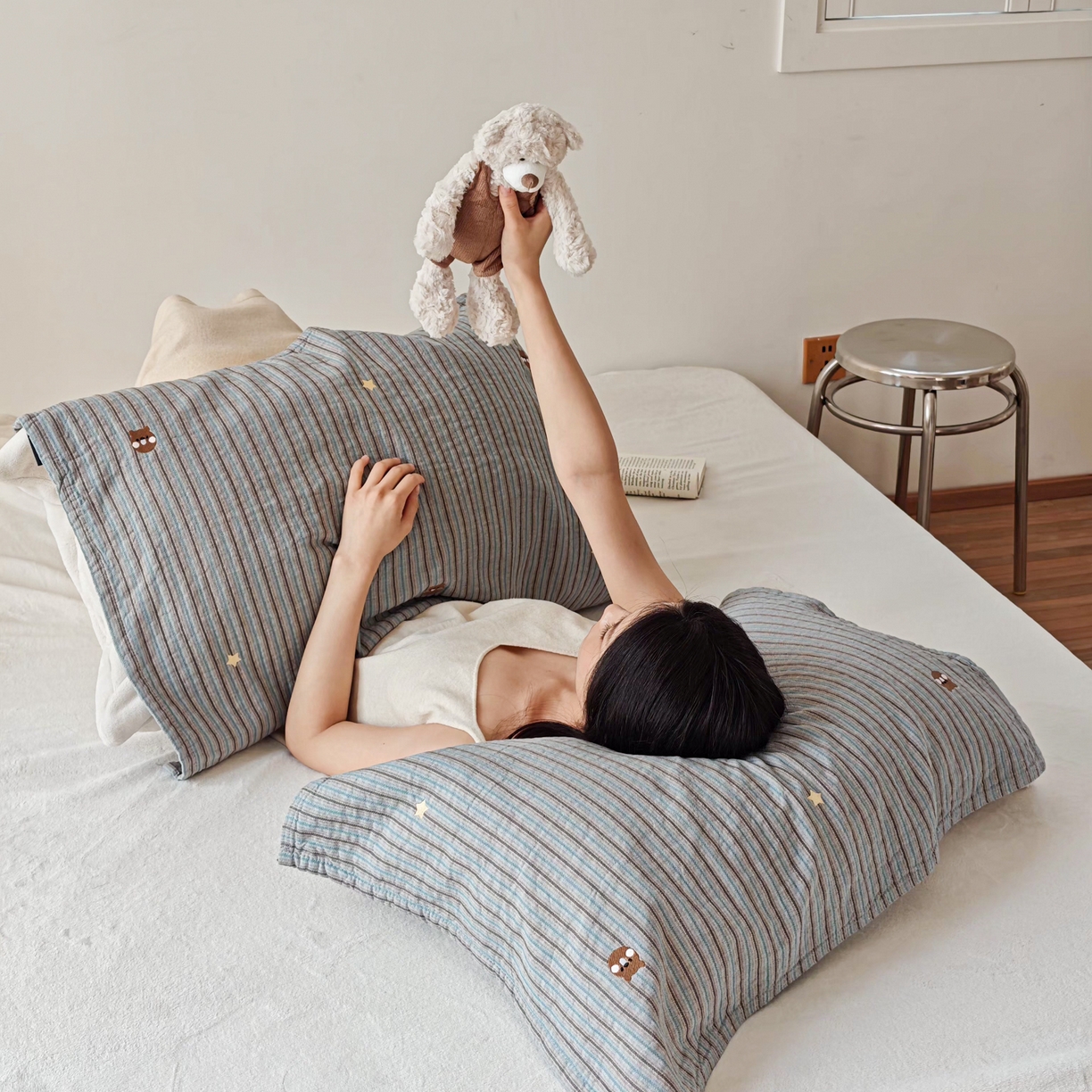 91家纺网 家纺一手货源 找家纺 沐瑟家纺 2026新款麦兜纯棉纱布枕巾-麦兜系列 麦兜-蓝色 55*80cm枕巾一只