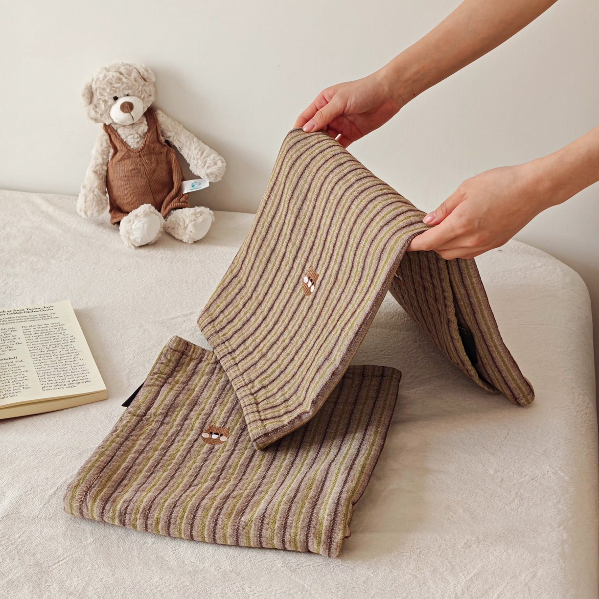 91家纺网 家纺一手货源 找家纺 沐瑟家纺 2026新款麦兜纯棉纱布枕巾-麦兜系列 麦兜-绿色 55*80cm枕巾一对