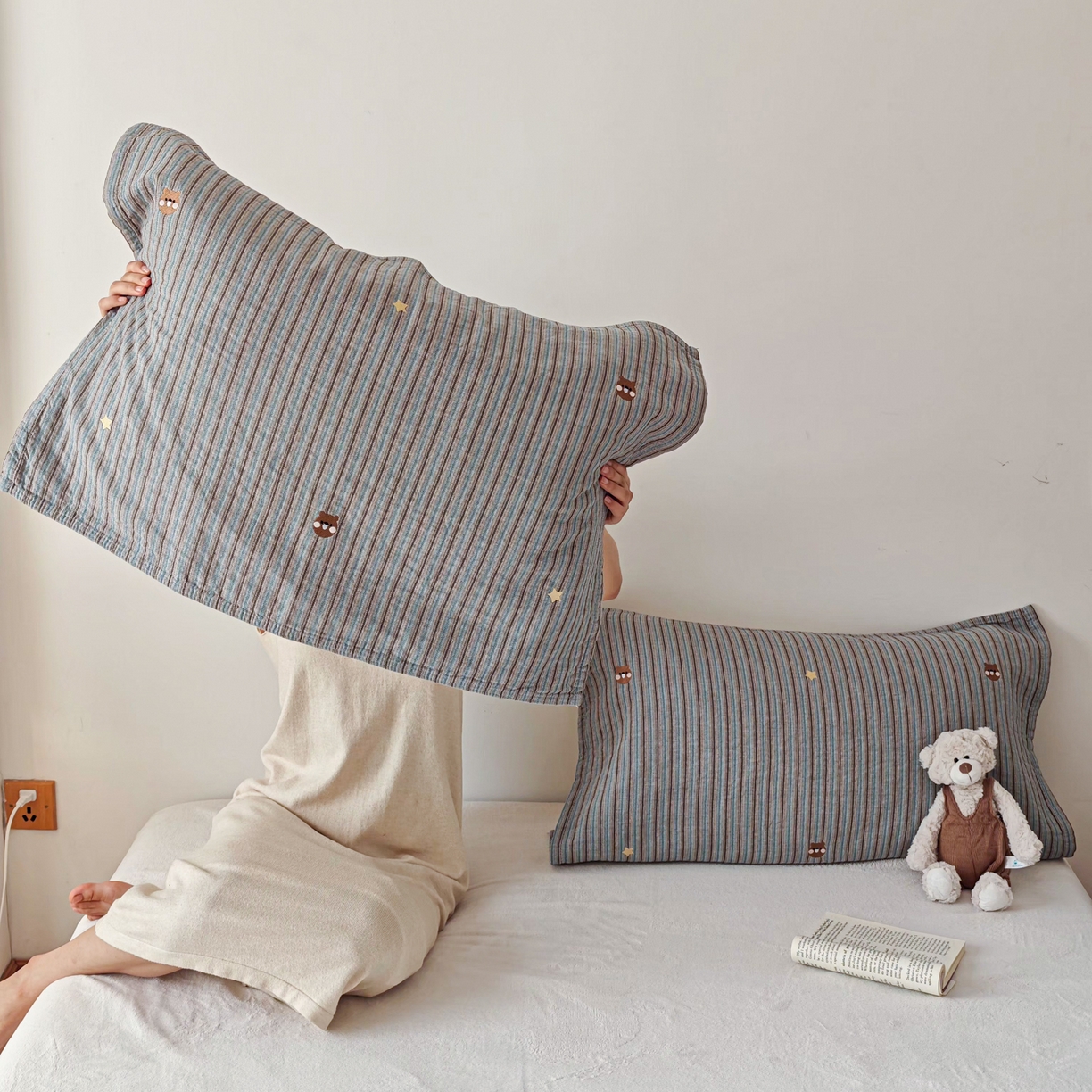 91家纺网 家纺一手货源 找家纺 沐瑟家纺 2026新款麦兜纯棉纱布枕巾-麦兜系列 麦兜-蓝色 55*80cm枕巾一对