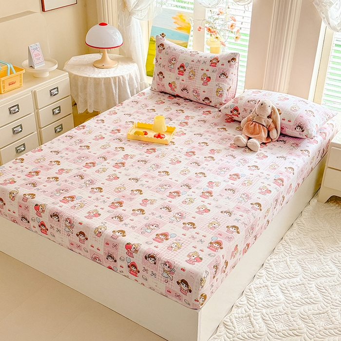 91家纺网 家纺一手货源 找家纺 九诺家纺 2026春夏新款丝柔棉小清新单床笠床罩保护套床笠单件床笠三件套 草莓女孩