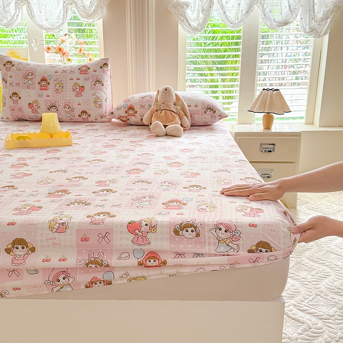 91家纺网 家纺一手货源 找家纺 九诺家纺 2026春夏新款丝柔棉小清新单床笠床罩保护套床笠单件床笠三件套 草莓女孩