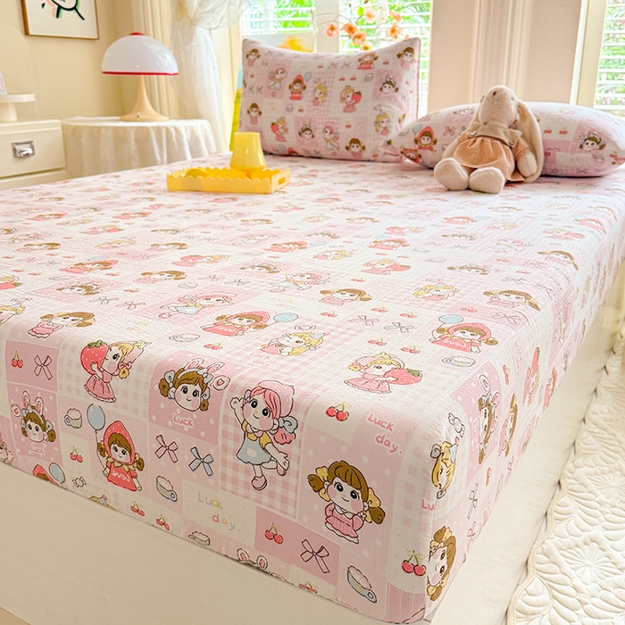 91家纺网 家纺一手货源 找家纺 九诺家纺 2026春夏新款丝柔棉小清新单床笠床罩保护套床笠单件床笠三件套 草莓女孩