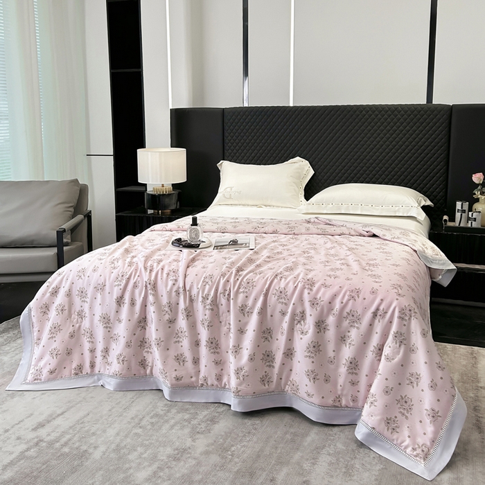 91家纺网 家纺一手货源 找家纺 （总）薇玛仕 2026新款茶小纤60S长绒棉印花镂空款蚕丝夏凉被空调被