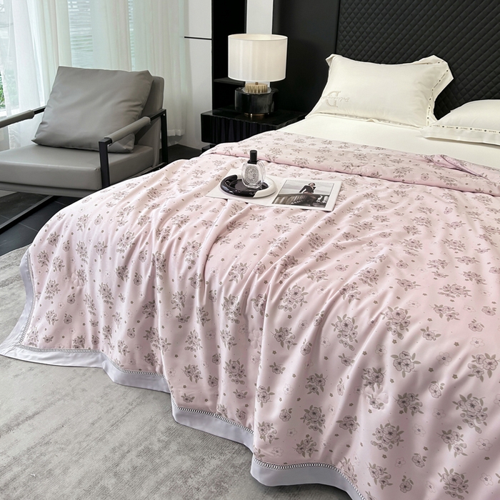 91家纺网 家纺一手货源 找家纺 （总）薇玛仕 2026新款茶小纤60S长绒棉印花镂空款蚕丝夏凉被空调被