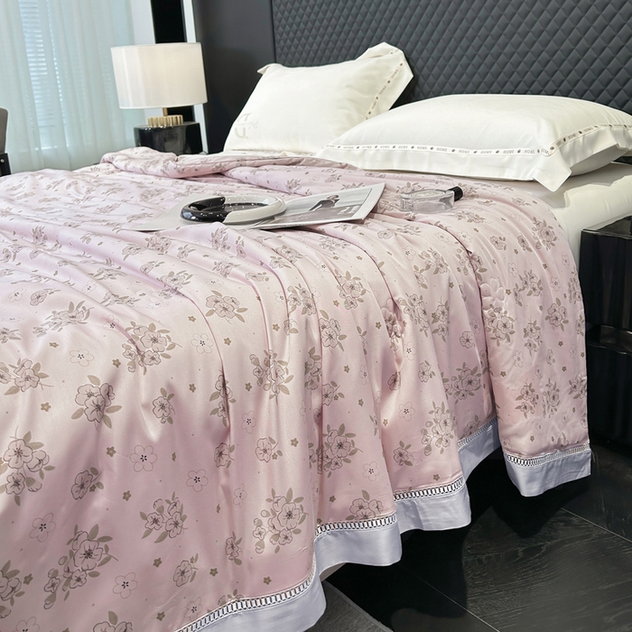 91家纺网 家纺一手货源 找家纺 （总）薇玛仕 2026新款茶小纤60S长绒棉印花镂空款蚕丝夏凉被空调被