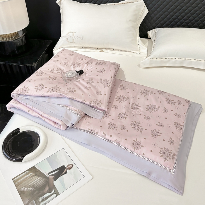 91家纺网 家纺一手货源 找家纺 （总）薇玛仕 2026新款茶小纤60S长绒棉印花镂空款蚕丝夏凉被空调被