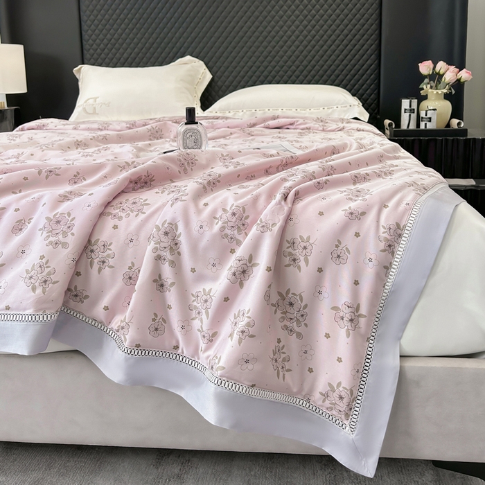 91家纺网 家纺一手货源 找家纺 （总）薇玛仕 2026新款茶小纤60S长绒棉印花镂空款蚕丝夏凉被空调被