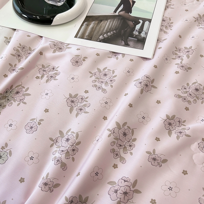 91家纺网 家纺一手货源 找家纺 （总）薇玛仕 2026新款茶小纤60S长绒棉印花镂空款蚕丝夏凉被空调被