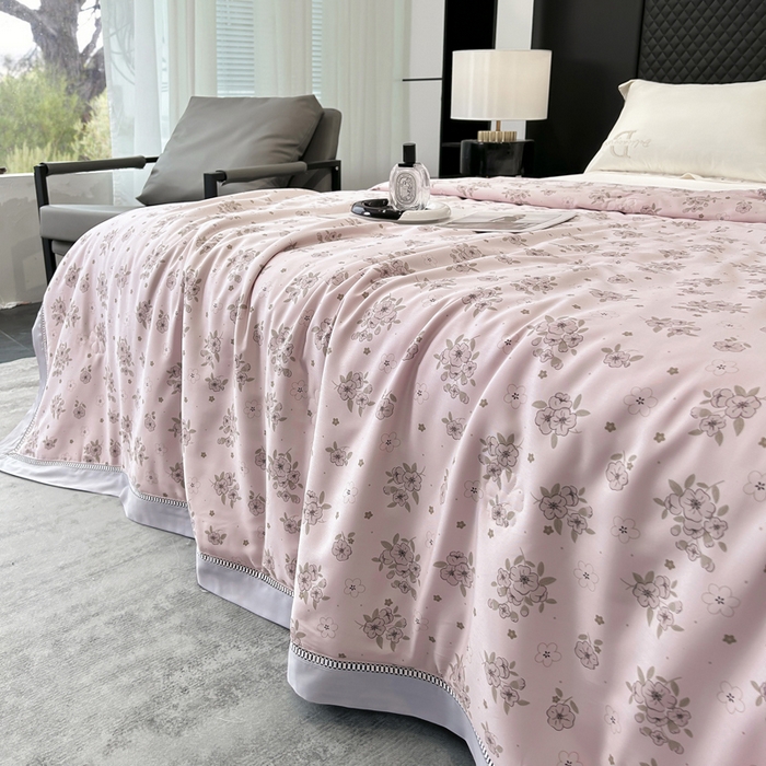 91家纺网 家纺一手货源 找家纺 （总）薇玛仕 2026新款茶小纤60S长绒棉印花镂空款蚕丝夏凉被空调被