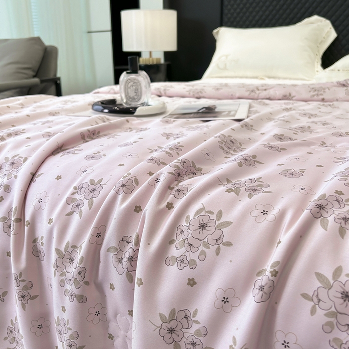 91家纺网 家纺一手货源 找家纺 （总）薇玛仕 2026新款茶小纤60S长绒棉印花镂空款蚕丝夏凉被空调被