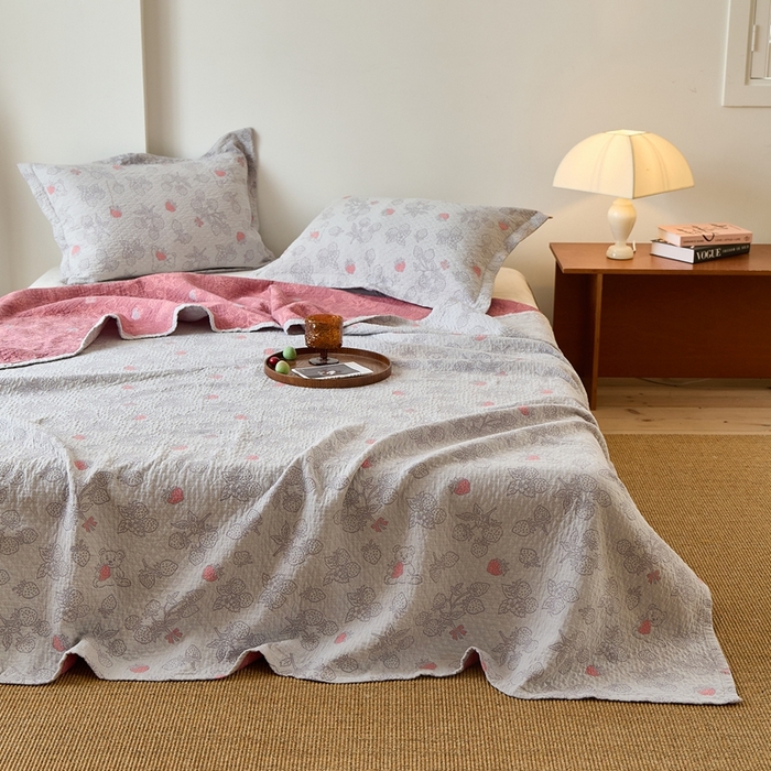 91家纺网 家纺一手货源 找家纺 沐瑟家纺 2026新款床盖三件套 草莓熊-灰粉
