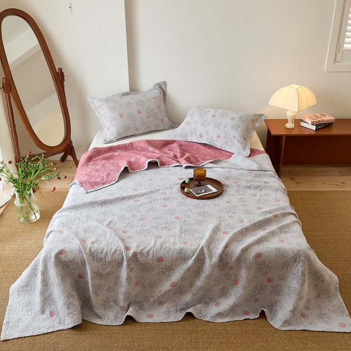 91家纺网 家纺一手货源 找家纺 沐瑟家纺 2026新款床盖三件套 草莓熊-灰粉