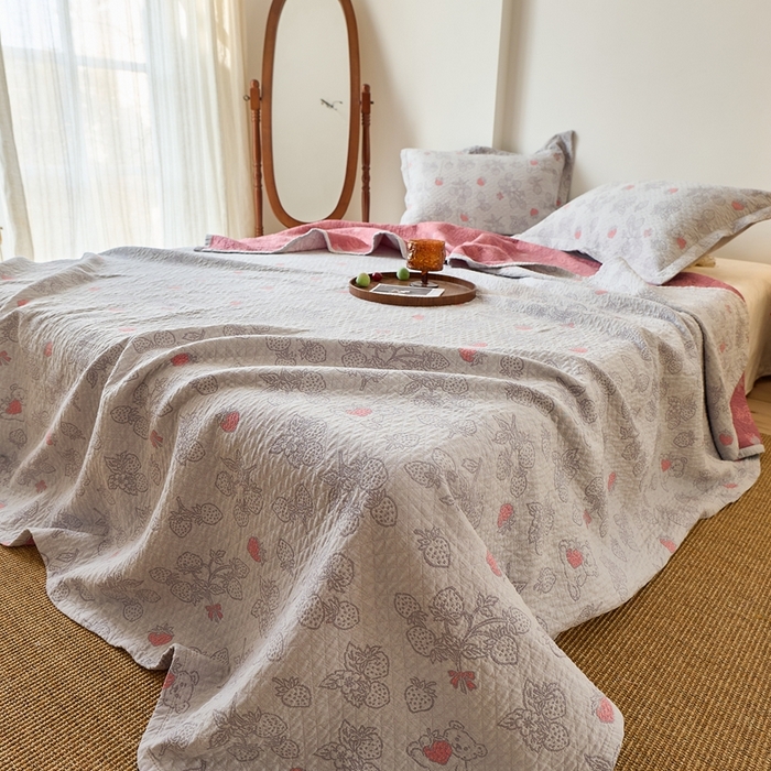 91家纺网 家纺一手货源 找家纺 沐瑟家纺 2026新款床盖三件套 草莓熊-灰粉