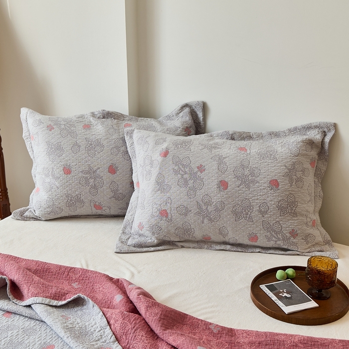 91家纺网 家纺一手货源 找家纺 沐瑟家纺 2026新款床盖三件套 草莓熊-灰粉