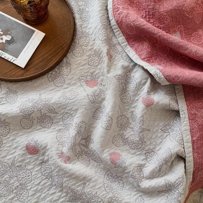 91家纺网 家纺一手货源 找家纺 沐瑟家纺 2026新款床盖三件套 草莓熊-灰粉