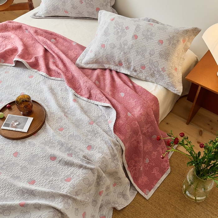 91家纺网 家纺一手货源 找家纺 沐瑟家纺 2026新款床盖三件套 草莓熊-灰粉