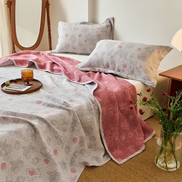 91家纺网 家纺一手货源 找家纺 沐瑟家纺 2026新款床盖三件套 草莓熊-灰粉