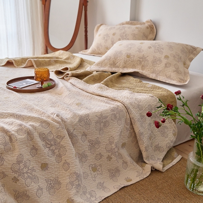 91家纺网 家纺一手货源 找家纺 沐瑟家纺 2026新款床盖三件套 草莓熊-米黄