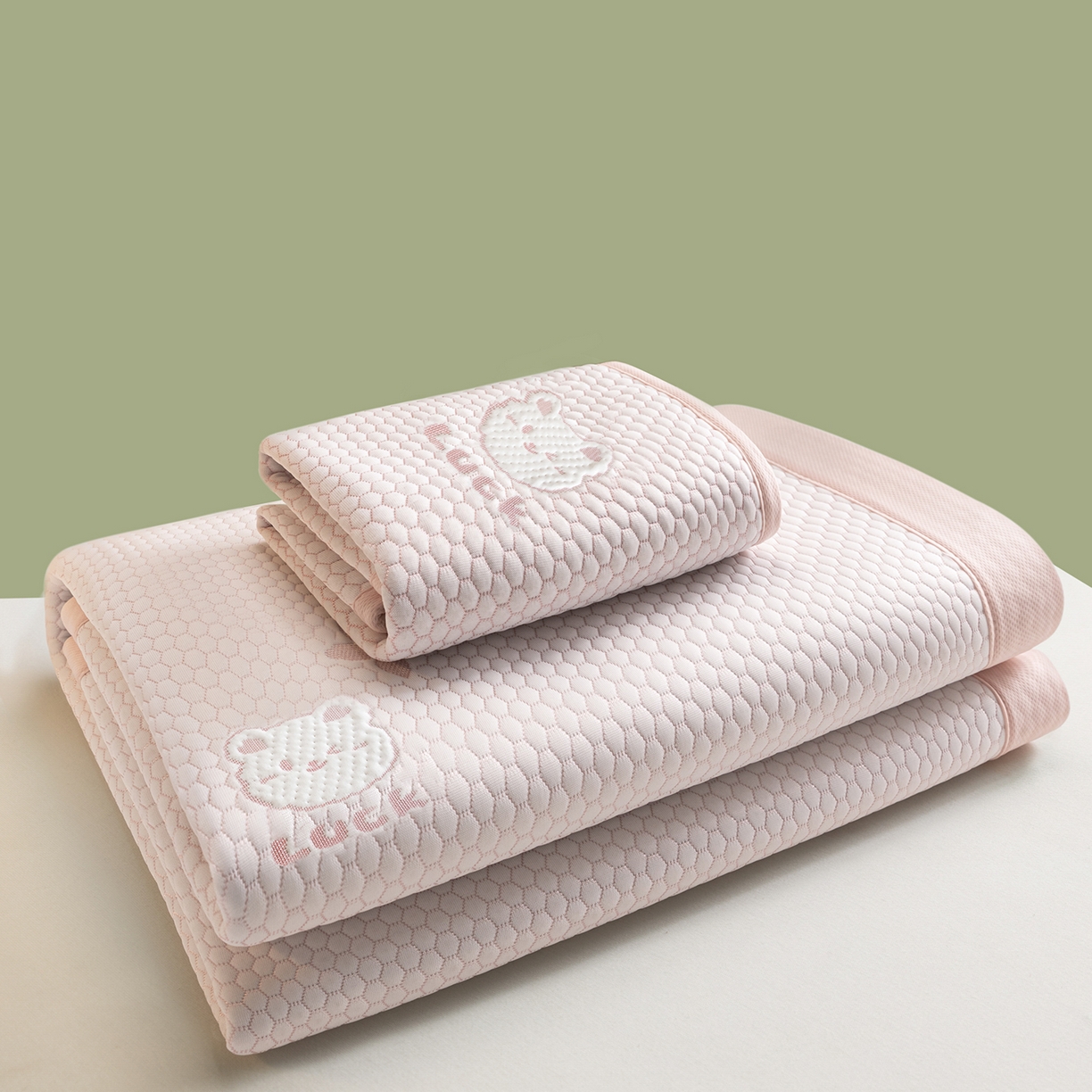 91家纺网 家纺一手货源 找家纺 奇丝雅 2026新款夏季A类冰豆豆凉席冰丝凉席家用冰丝席可机洗水洗单人学生宿舍上下铺寝室 小冰熊-粉