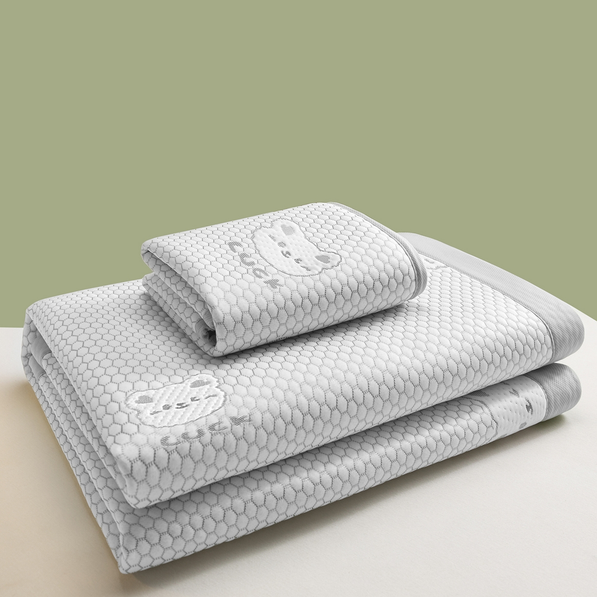 91家纺网 家纺一手货源 找家纺 奇丝雅 2026新款夏季A类冰豆豆凉席冰丝凉席家用冰丝席可机洗水洗单人学生宿舍上下铺寝室 小冰熊-灰