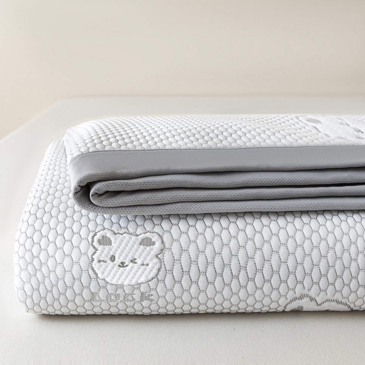 91家纺网 家纺一手货源 找家纺 奇丝雅 2026新款夏季A类冰豆豆凉席冰丝凉席家用冰丝席可机洗水洗单人学生宿舍上下铺寝室 小冰熊-灰