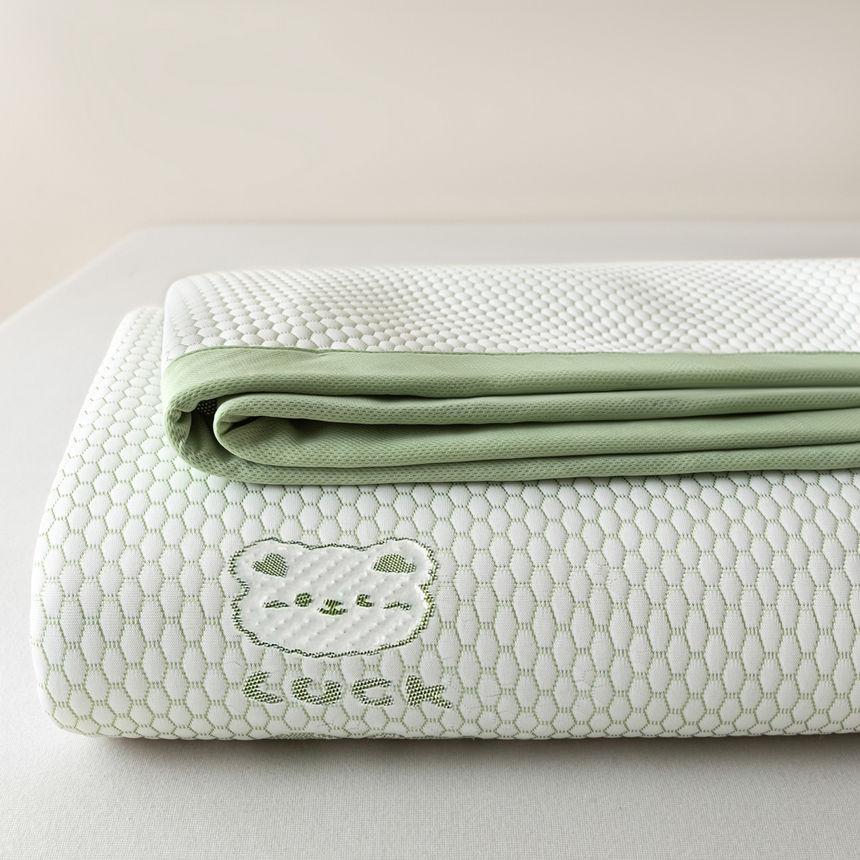 91家纺网 家纺一手货源 找家纺 奇丝雅 2026新款夏季A类冰豆豆凉席冰丝凉席家用冰丝席可机洗水洗单人学生宿舍上下铺寝室 小冰熊-绿