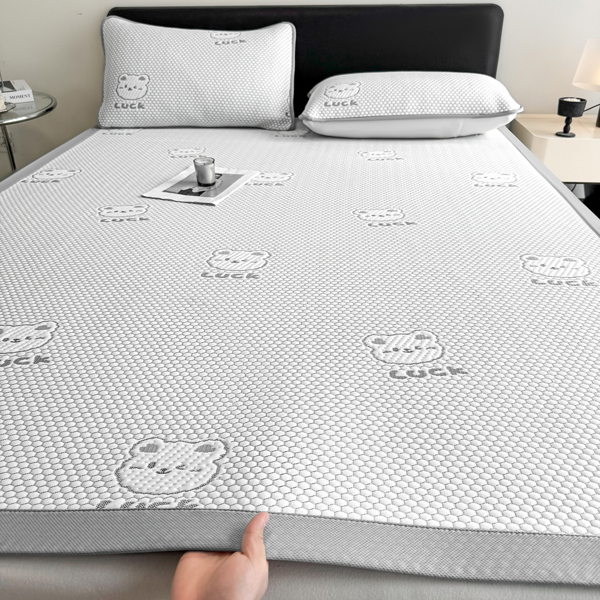 91家纺网 家纺一手货源 找家纺 奇丝雅 2026新款夏季A类冰豆豆凉席冰丝凉席家用冰丝席可机洗水洗单人学生宿舍上下铺寝室 小冰熊-灰