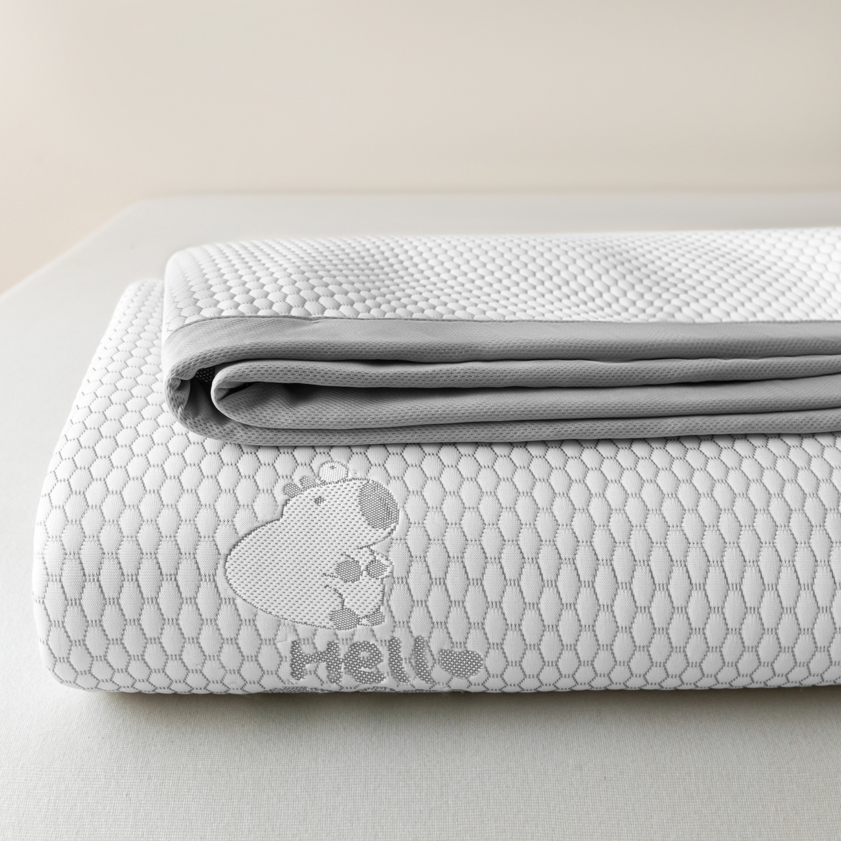 91家纺网 家纺一手货源 找家纺 奇丝雅 2026新款夏季A类冰豆豆凉席冰丝凉席家用冰丝席可机洗水洗单人学生宿舍上下铺寝室 卡皮巴拉-灰