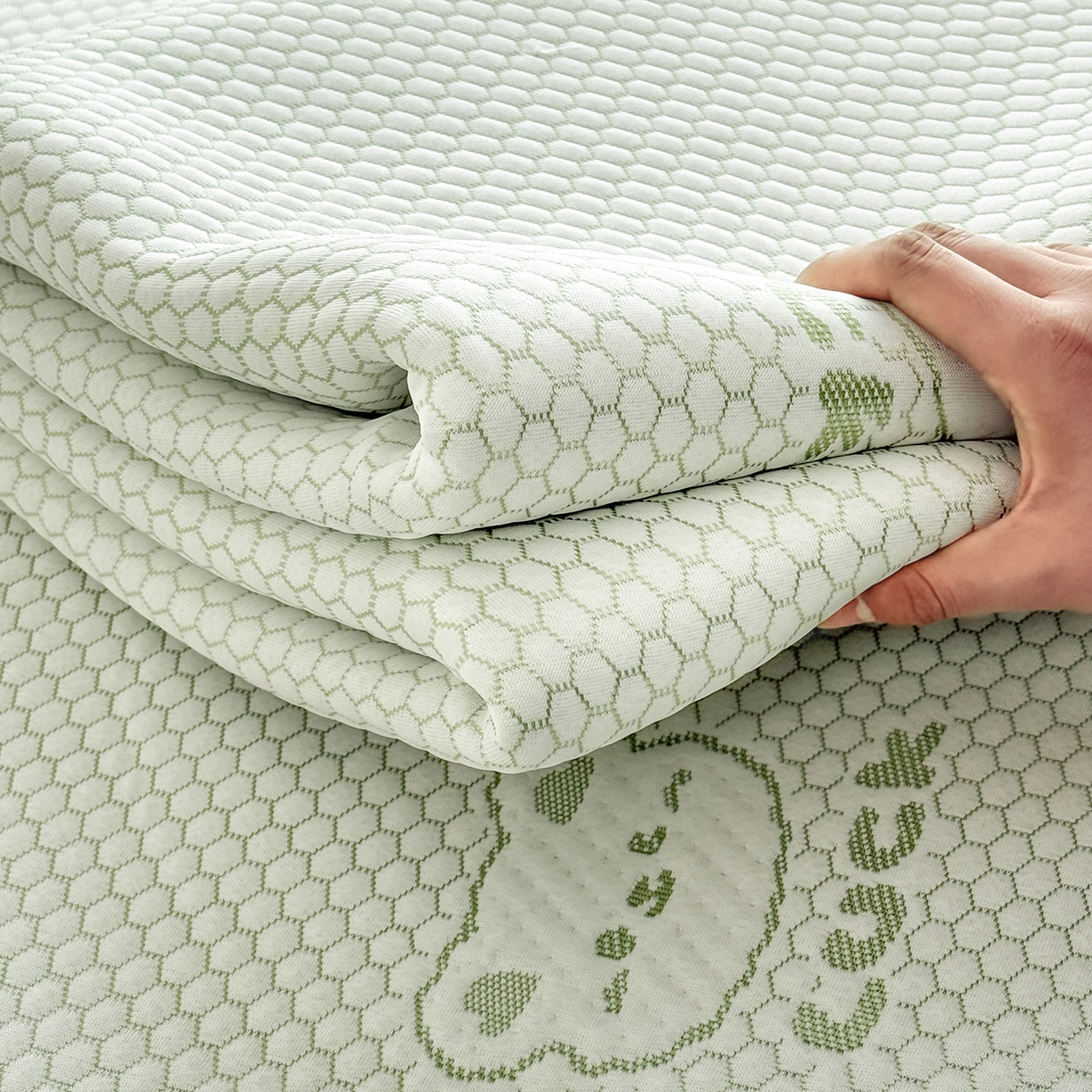 91家纺网 家纺一手货源 找家纺 奇丝雅 2026新款夏季A类冰豆豆凉席冰丝凉席家用冰丝席可机洗水洗单人学生宿舍上下铺寝室 小冰熊-绿