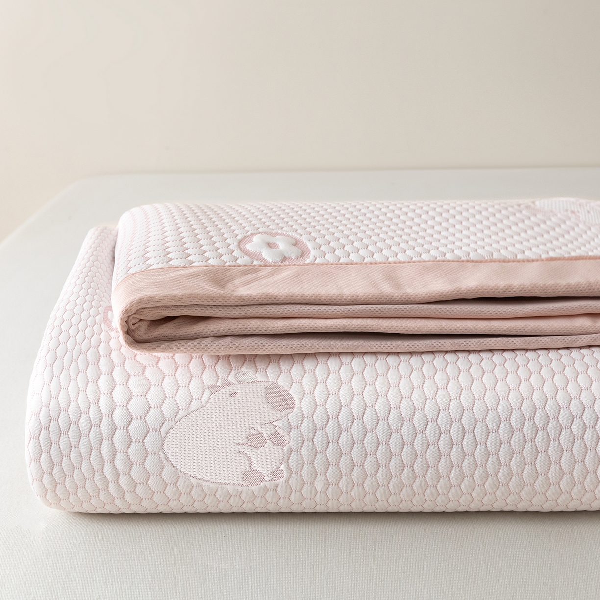 91家纺网 家纺一手货源 找家纺 奇丝雅 2026新款夏季A类冰豆豆凉席冰丝凉席家用冰丝席可机洗水洗单人学生宿舍上下铺寝室 卡皮巴拉-粉