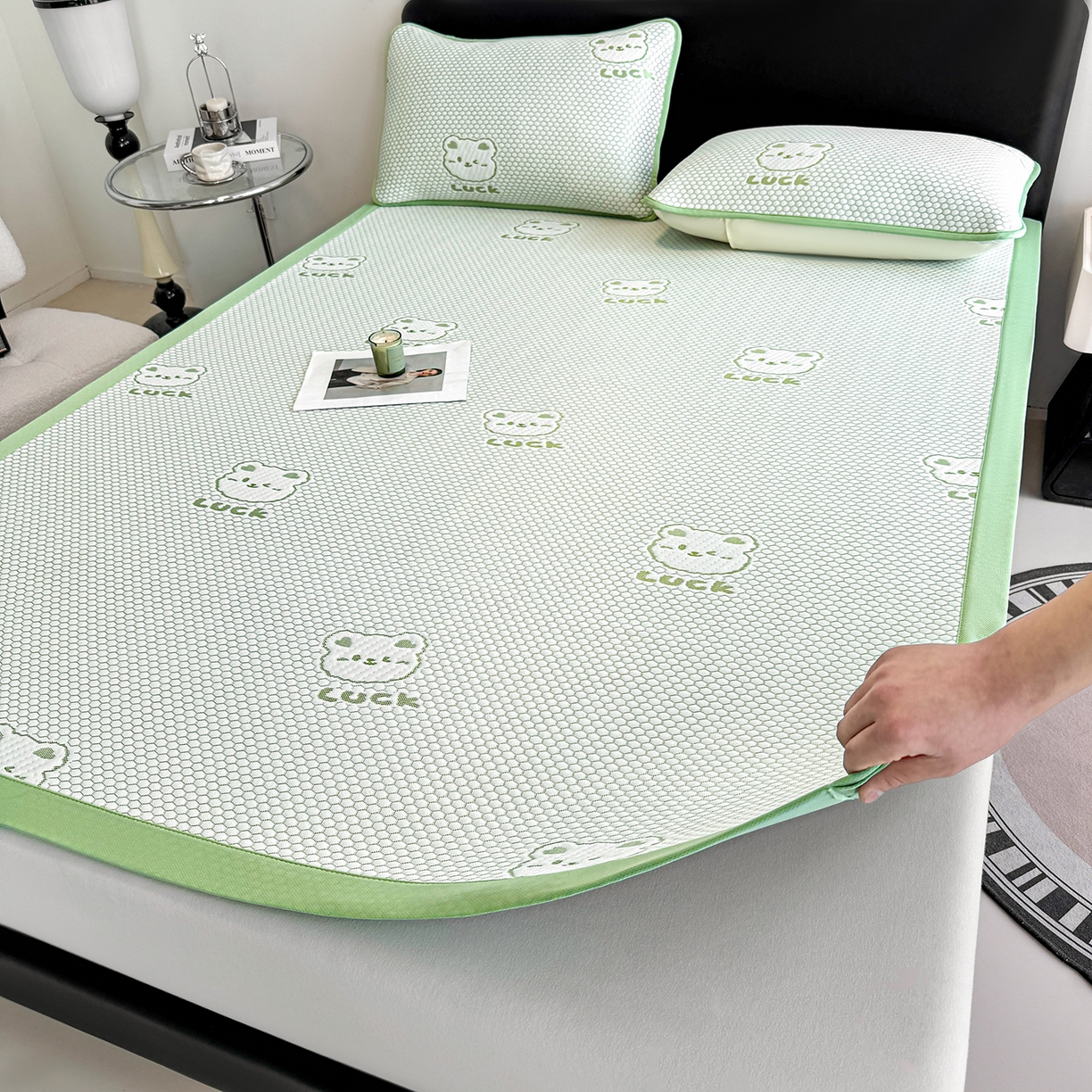 91家纺网 家纺一手货源 找家纺 奇丝雅 2026新款夏季A类冰豆豆凉席冰丝凉席家用冰丝席可机洗水洗单人学生宿舍上下铺寝室 小冰熊-绿