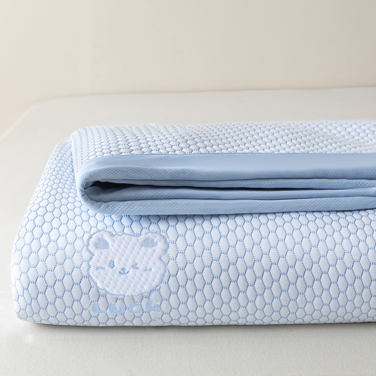 91家纺网 家纺一手货源 找家纺 奇丝雅 2026新款夏季A类冰豆豆凉席冰丝凉席家用冰丝席可机洗水洗单人学生宿舍上下铺寝室 小冰熊-蓝