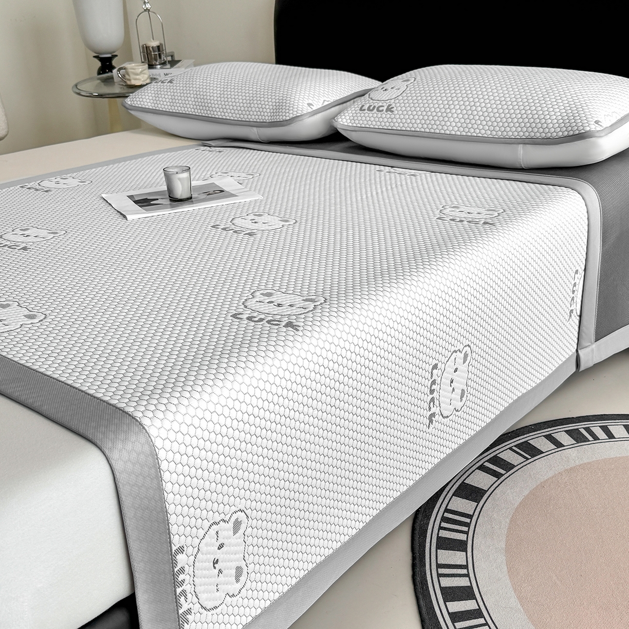 91家纺网 家纺一手货源 找家纺 奇丝雅 2026新款夏季A类冰豆豆凉席冰丝凉席家用冰丝席可机洗水洗单人学生宿舍上下铺寝室 小冰熊-灰