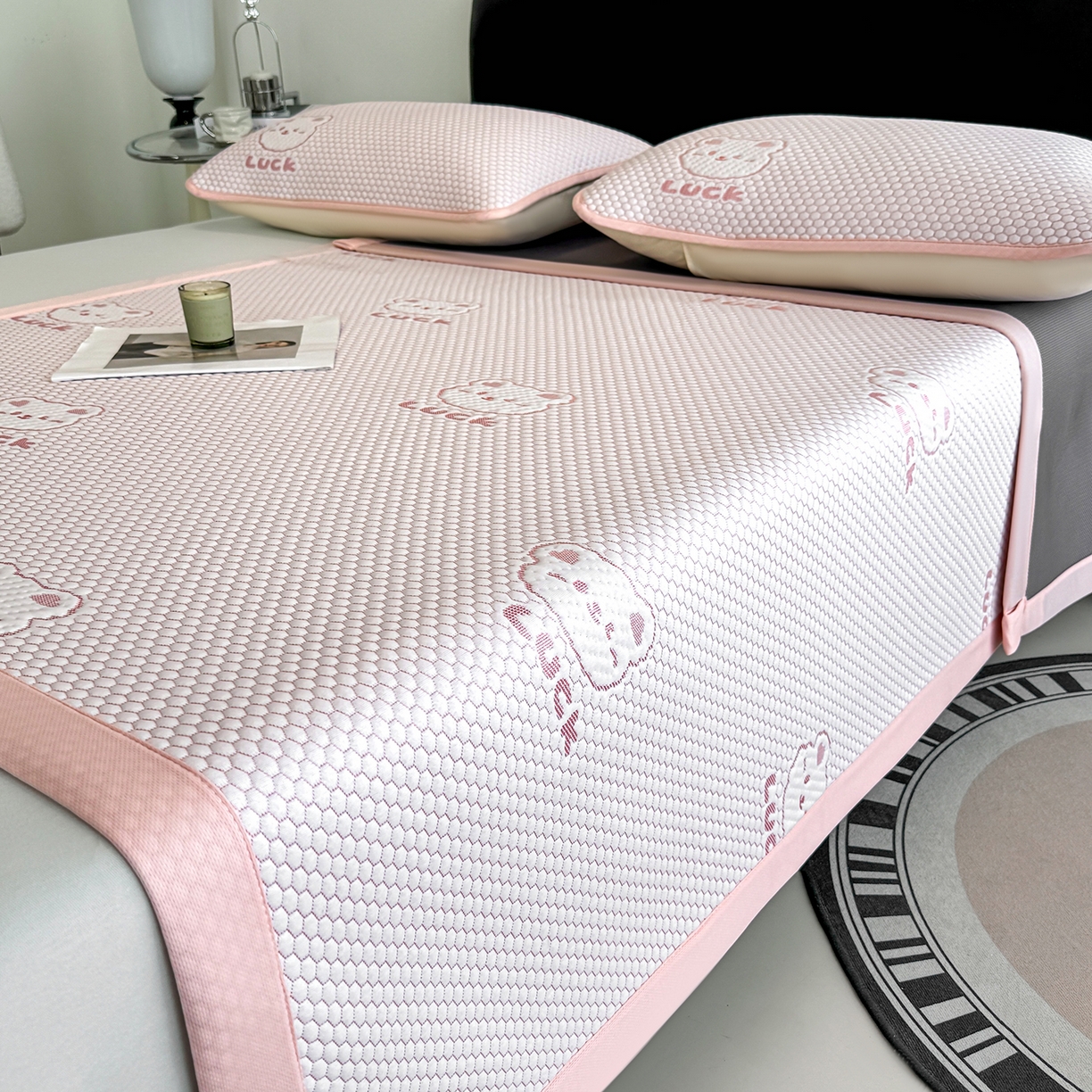 91家纺网 家纺一手货源 找家纺 奇丝雅 2026新款夏季A类冰豆豆凉席冰丝凉席家用冰丝席可机洗水洗单人学生宿舍上下铺寝室 小冰熊-粉