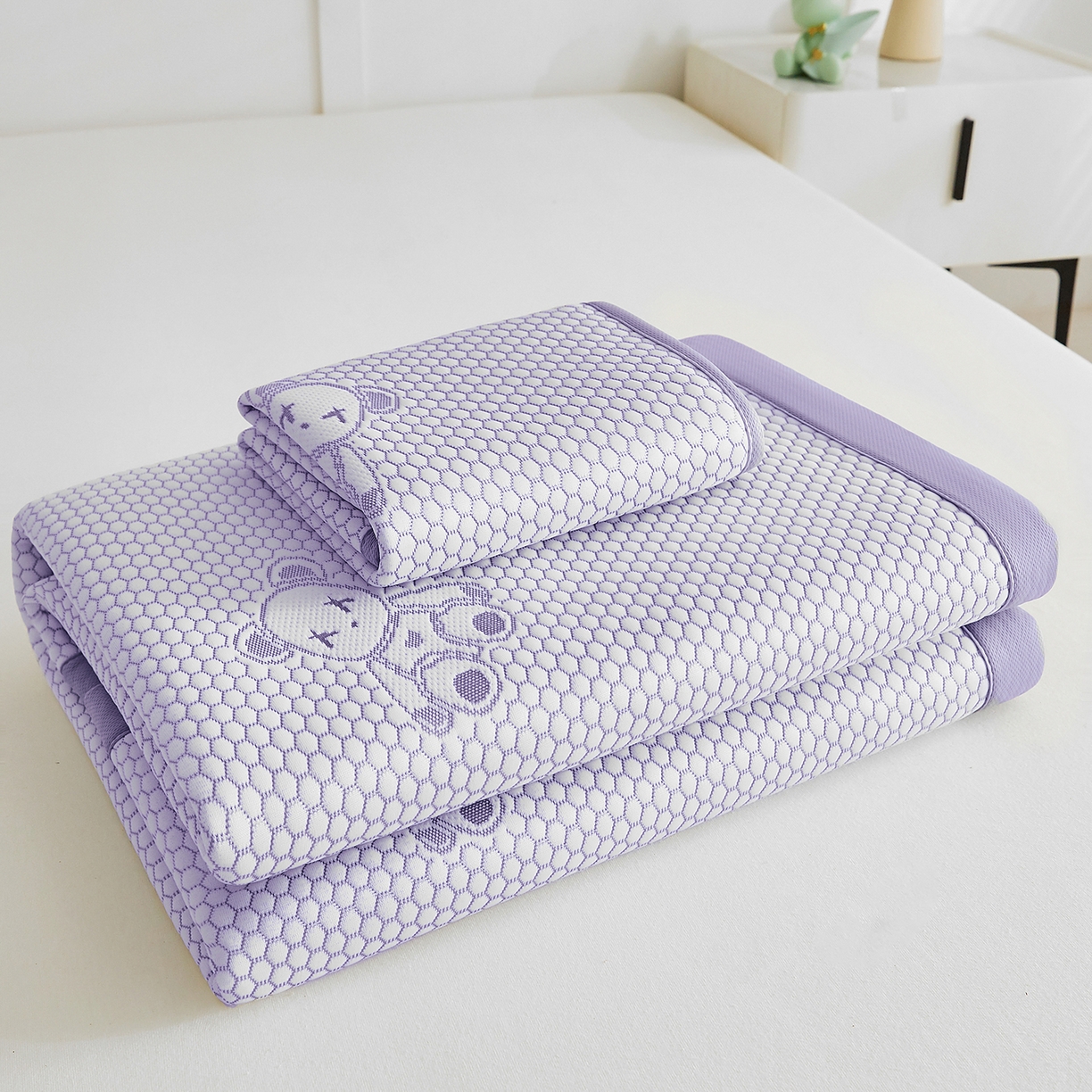 91家纺网 家纺一手货源 找家纺 奇丝雅 2026新款夏季A类冰豆豆凉席冰丝凉席家用冰丝席可机洗水洗单人学生宿舍上下铺寝室 抱抱熊-紫