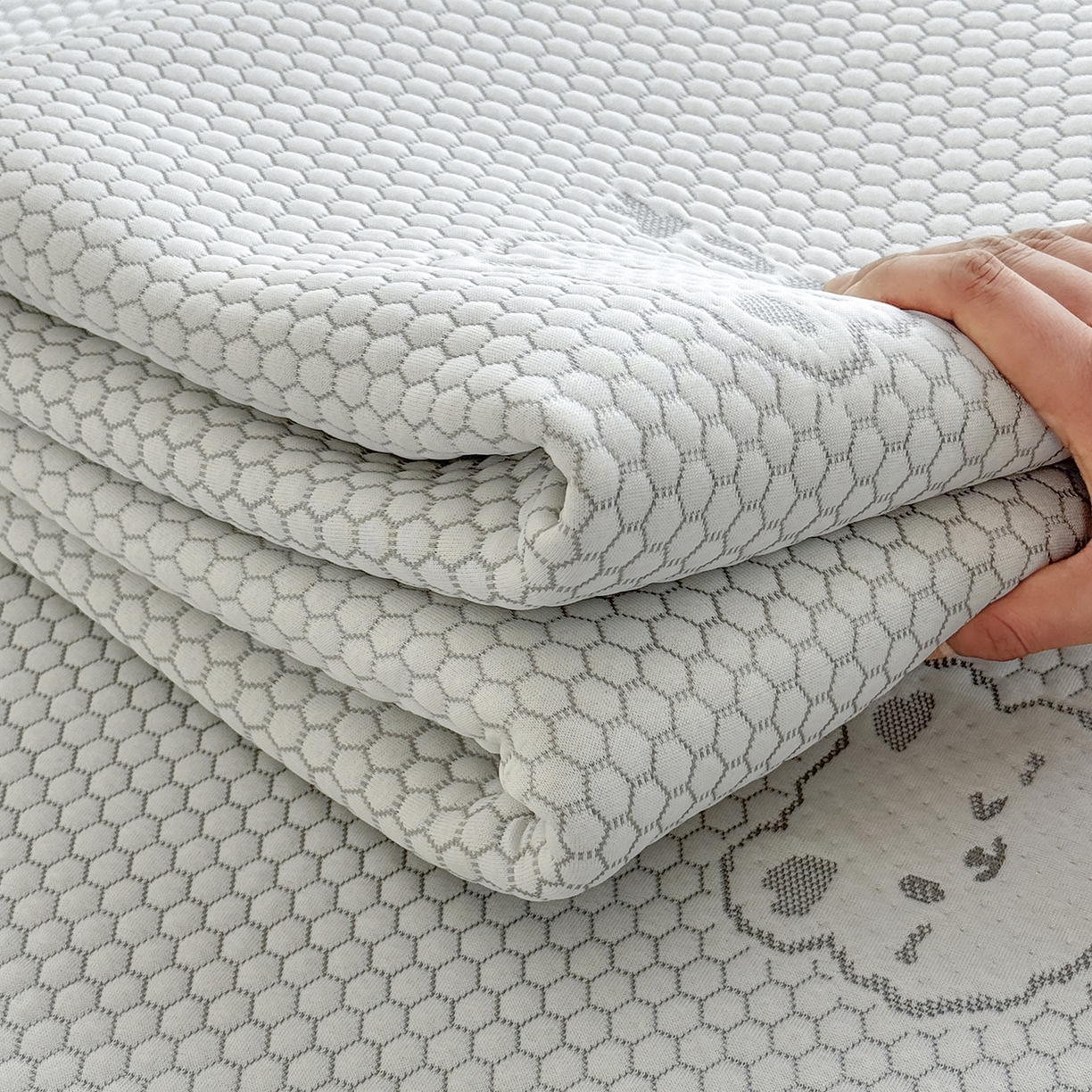 91家纺网 家纺一手货源 找家纺 奇丝雅 2026新款夏季A类冰豆豆凉席冰丝凉席家用冰丝席可机洗水洗单人学生宿舍上下铺寝室 小冰熊-灰